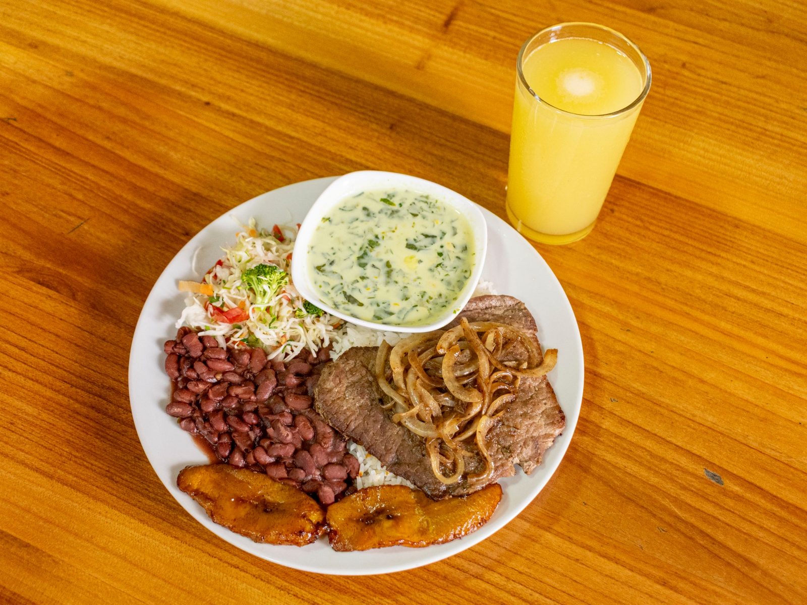 Casado con carne, arroz, frijoles, ensalada y fresco