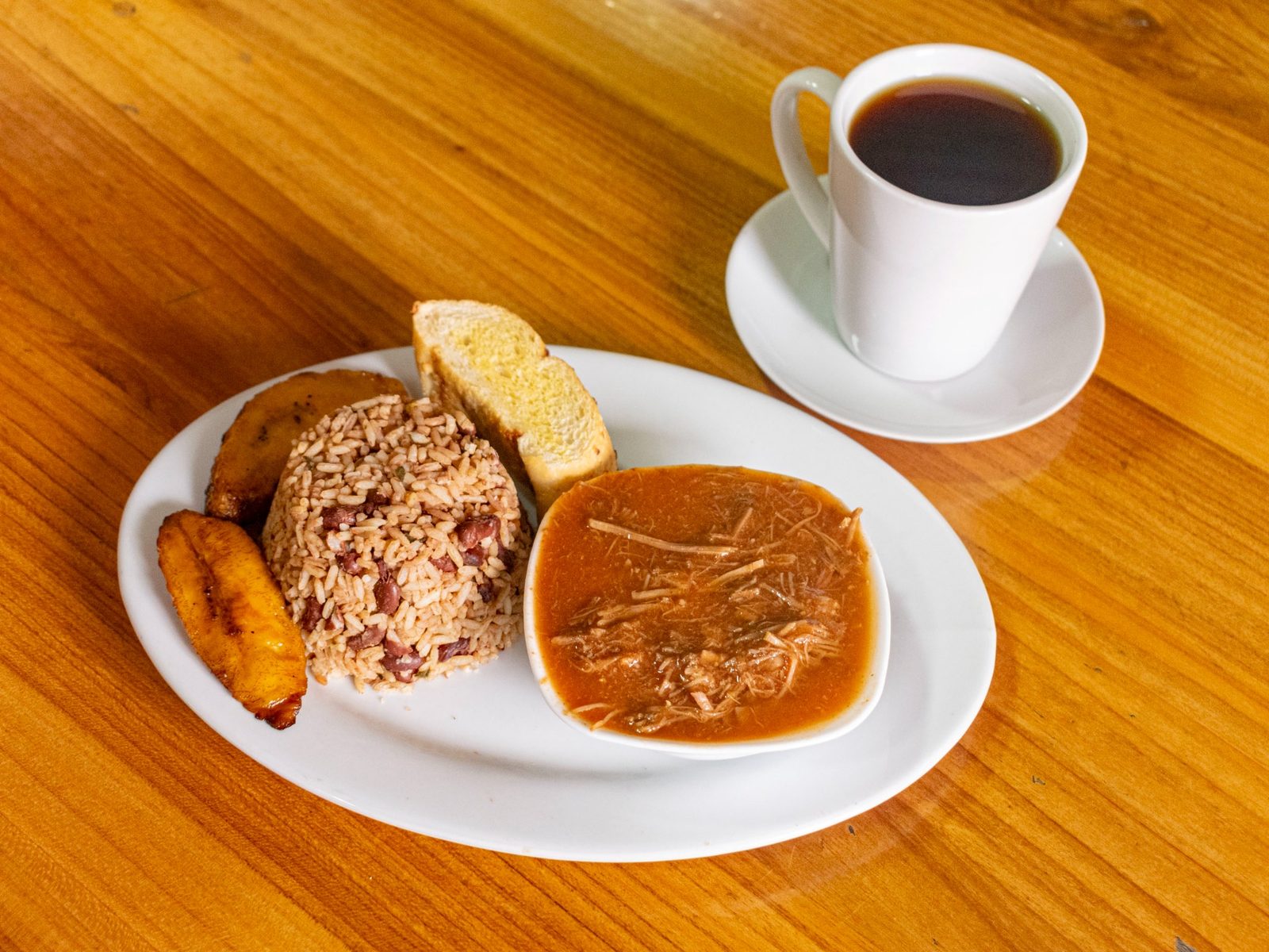 Desayuno con carne en salsa