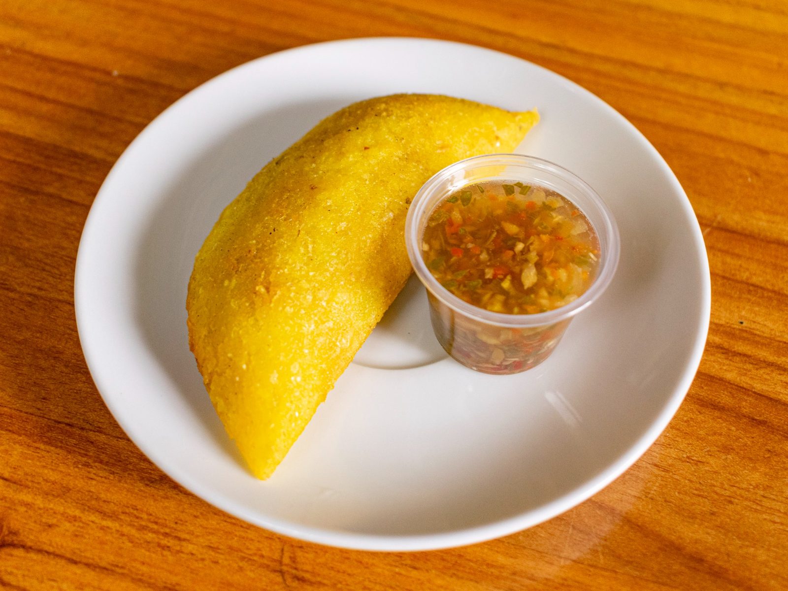 Empanada colombiana con ají