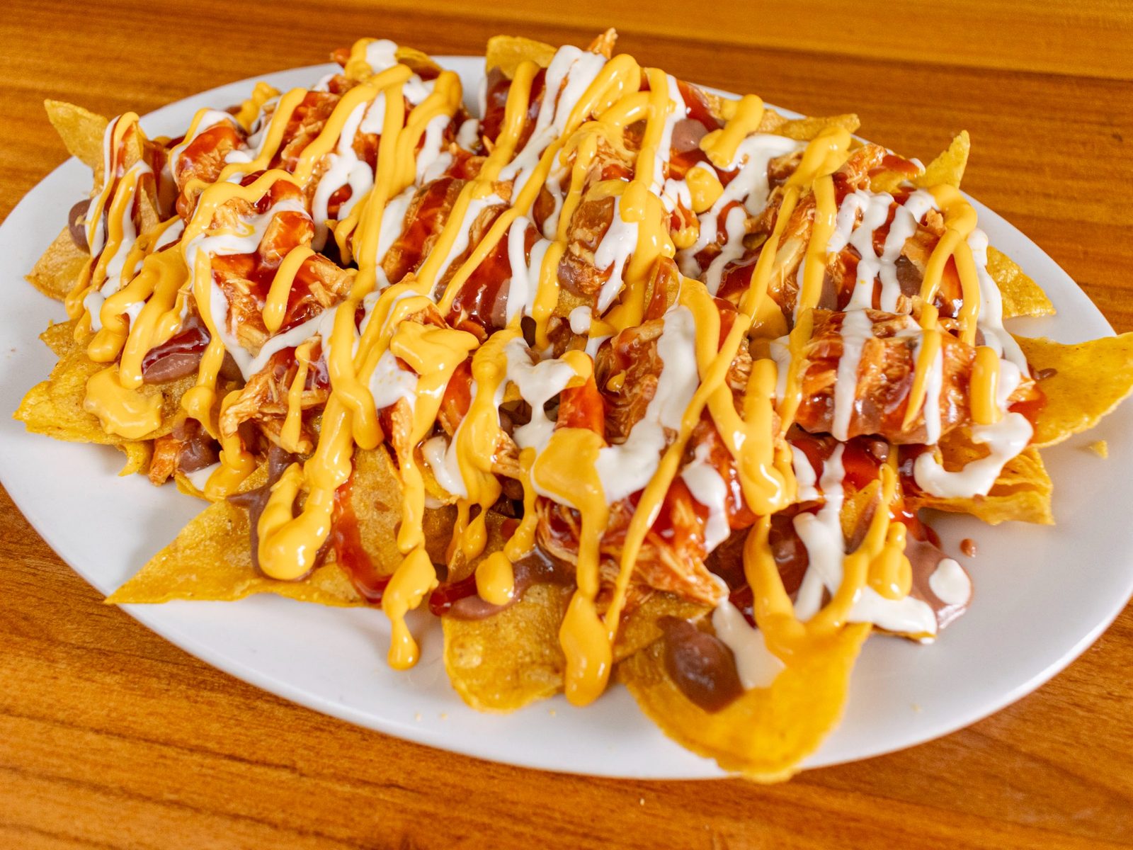 Nachos con pollo, frijoles y salsas